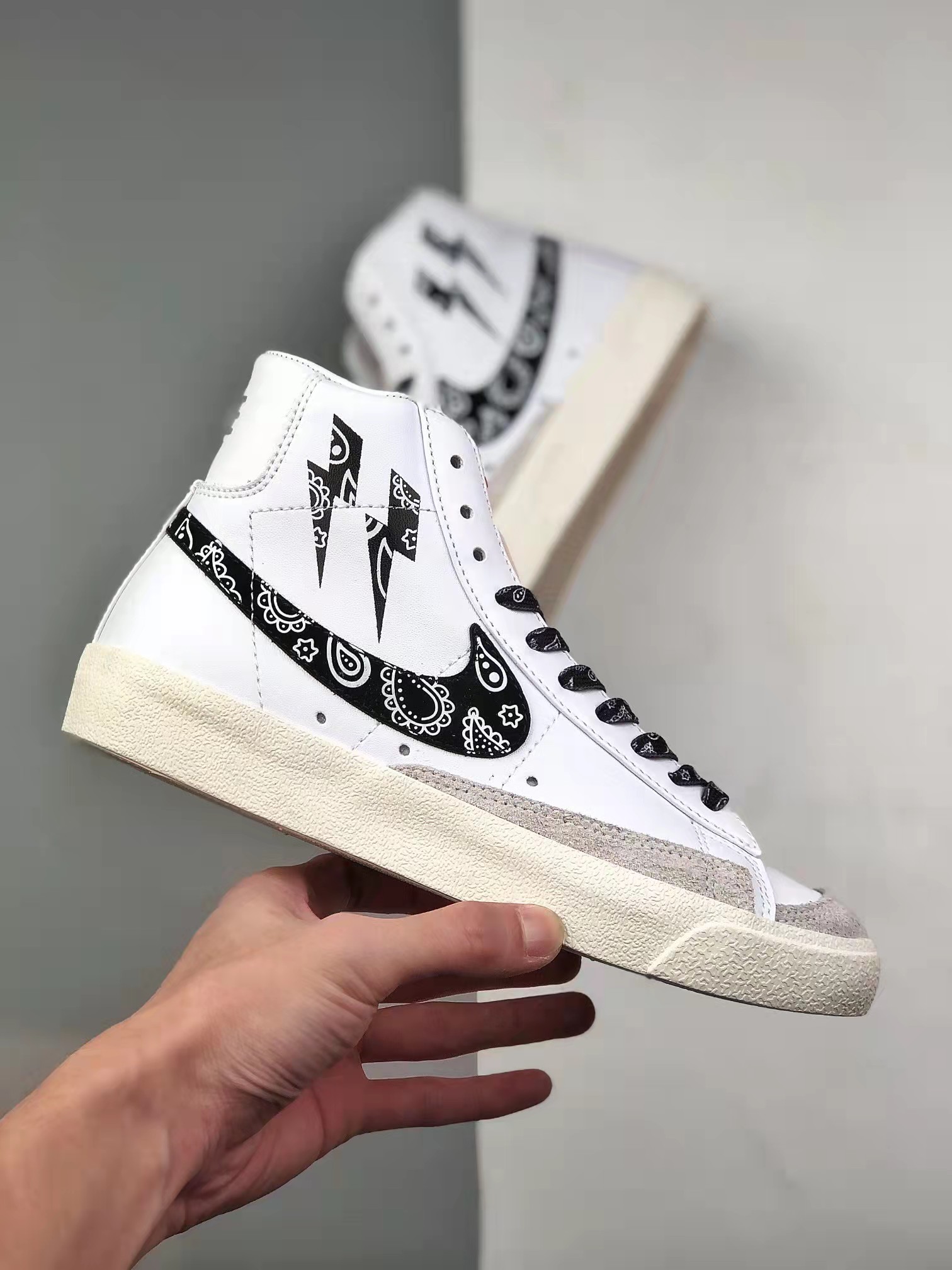 Nike Blazer Mid 77 Vintage 'White Black' CZ1055-100 - Classic retro sneakers for style and comfort.