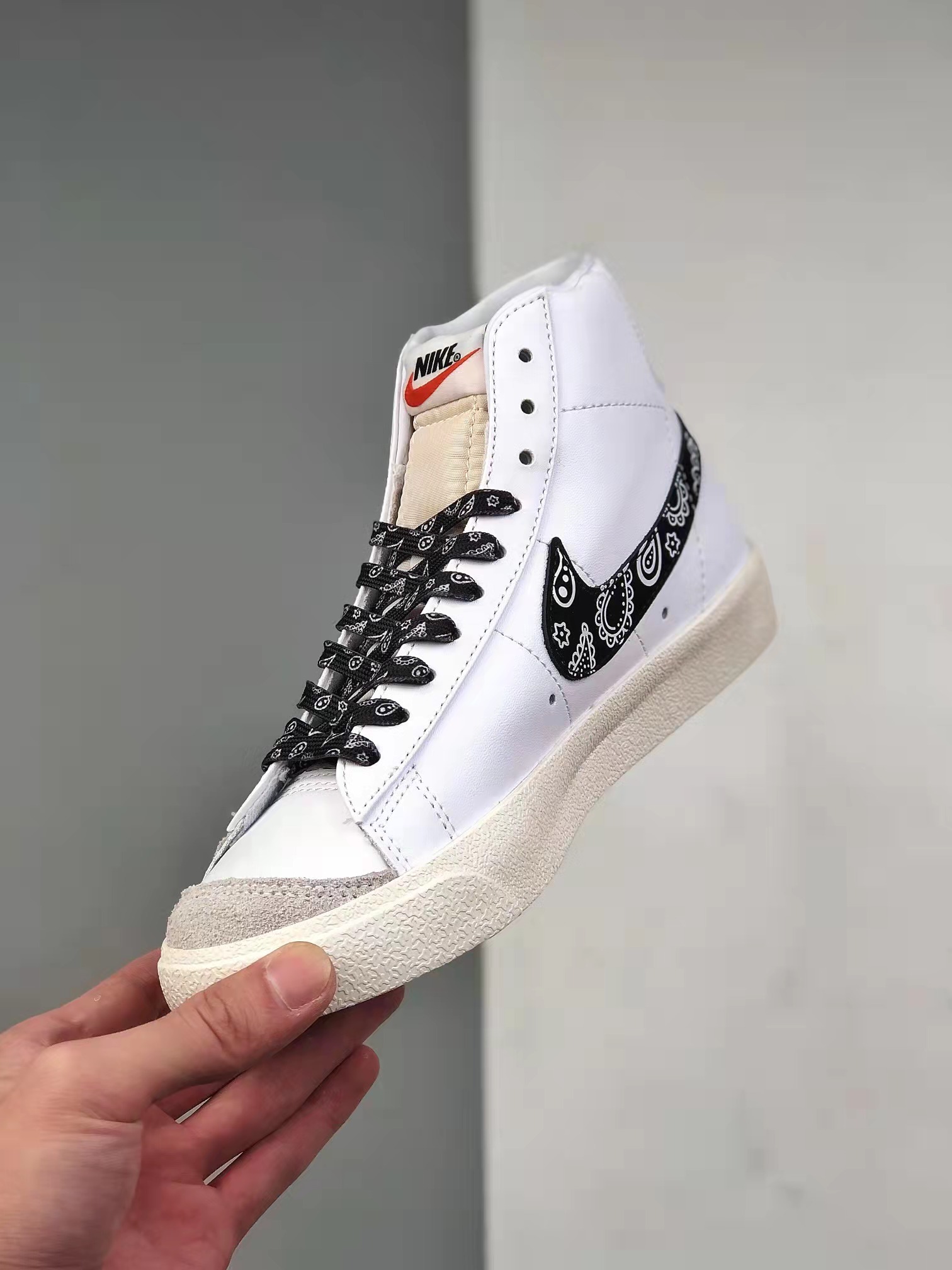 Nike Blazer Mid 77 Vintage 'White Black' CZ1055-100 - Classic retro sneakers for style and comfort.