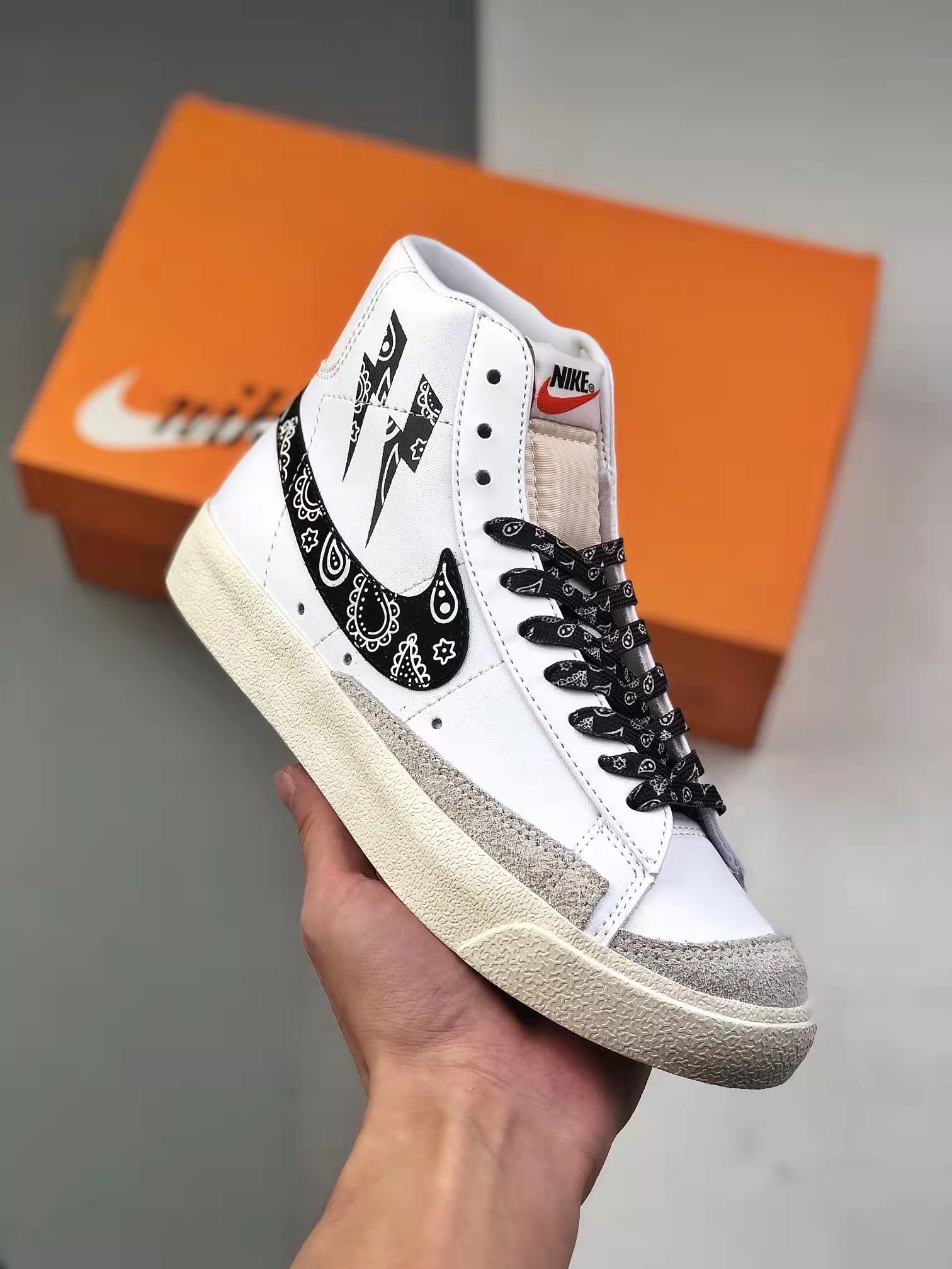 Nike Blazer Mid 77 Vintage 'White Black' CZ1055-100 - Classic retro sneakers for style and comfort.